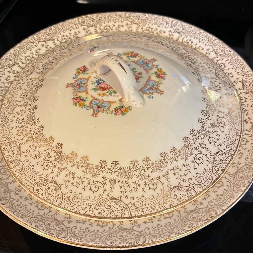 Parisian Center serving bowl with lid